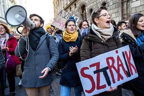 Unkarissa on nähty viime vuosina lukuisia mielenosoituksia valtaapitäviä kohtaan. Opiskelijat lähtivät Budapestin kaduille maaliskuussa 2022.