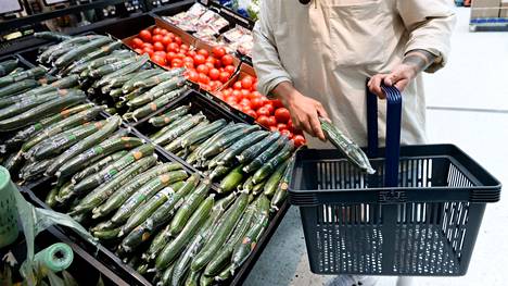 Kotimaiset kurkku ja tomaatti maksavat nyt huomattavasti enemmän kuin viime huhtikuussa. 