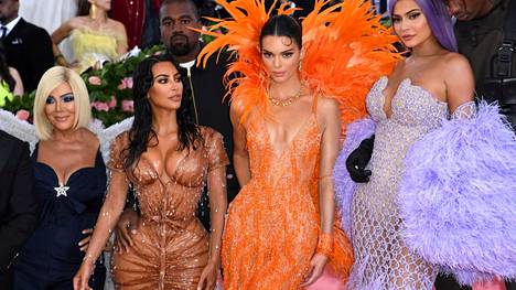 Kris Jenner (vas.), Kim Kardashian, Kanye West, Kendall Jenner, Kylie Jenner ja Travis Scott kuvattuna 2019.