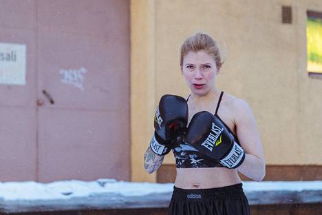 Ammattinyrkkeilijän rooli vaati tiukan ruokavalion ja itsekurin. Kotkaniemi treenasi tosissaan kahdeksan kuukautta ensimmäistä päärooliaan varten Eva Wahlströmin opastuksella. 