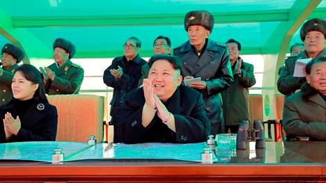 Pohjois-Korean ensimmäinen nainen Ri Sol-ju näkyy valtion uutistoimiston KCNA:n sunnuntaina julkaiseman kuvan vasemmassa reunassa.