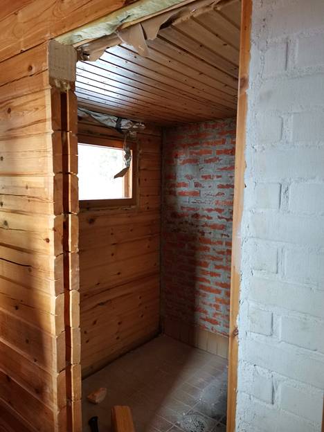 Ennen: Uuden saunamökin myötä toinen sauna jäi turhaksi. Siitä kuoriutui lopulta viihtyisä makuutila.