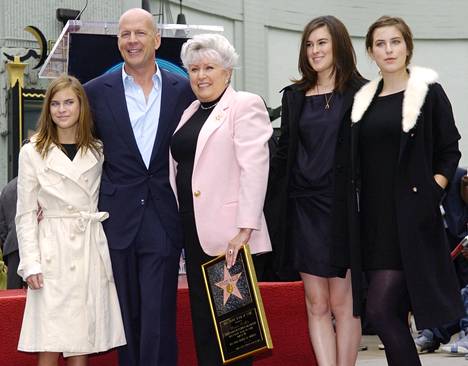 Bruce Willis, hänen äitinsä Marlene (keskellä) ja vasemmalta oikealla Willisin tyttäret Tallulah, Rumer ja Scout.