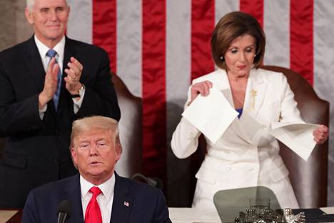 Trumpin puheen päätyttyä edustajainhuoneen demokraattipuhemies Nancy Pelosi repi oman kopionsa presidentin puheesta.