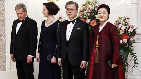 Sauli Niinistö, Jenni Haukio sekä Etelä-Korean presidentti Moon Jae-In ja vaimo Kim Jung-Sook valmiina vieraiden kättelyyn Etelä-Korean presidenttiparin valtiovierailun juhlaillallisella Presidentinlinnassa.