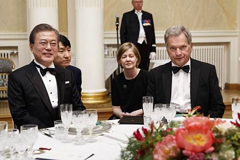 Etelä-Korean presidentti Moon Jae-In (vas.) ja presidentti Sauli Niinistö illallispöydässä Presidentinlinnassa.