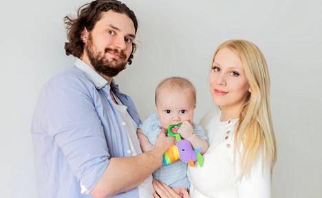 Jani Ranta kuvassa avopuolisonsa Tuulin ja vauvansa Leon kanssa.