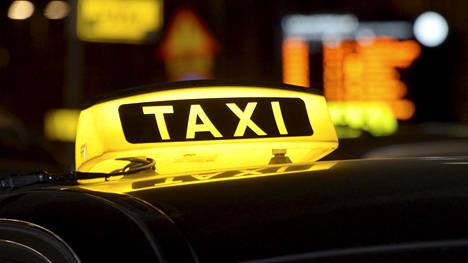 Taksiyrittäjän epäillään tavoitelleen oikeudettomasti lisähyötyä laskuttamalla kaupunkia sopimuksenvastaisista kuljetuksista.