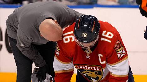 Aleksandr Barkovin polvi otti kovan kolauksen yön NHL-kierroksella. 