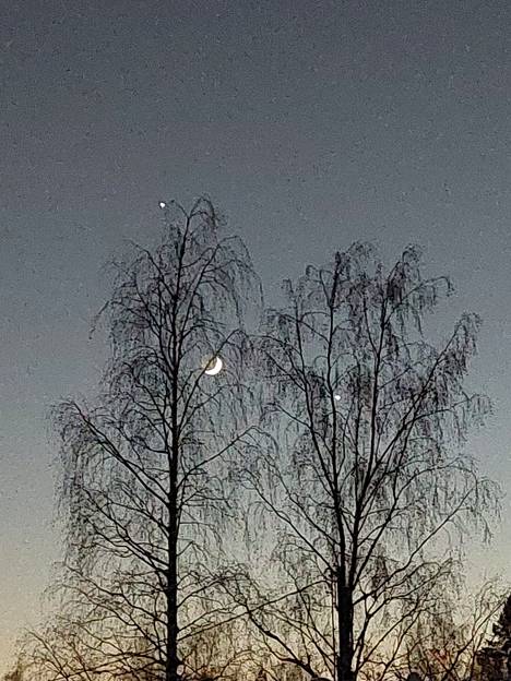 Kolme kirkasta kohdetta kuvattuna iltataivaalla Vantaalla keskiviikkona.