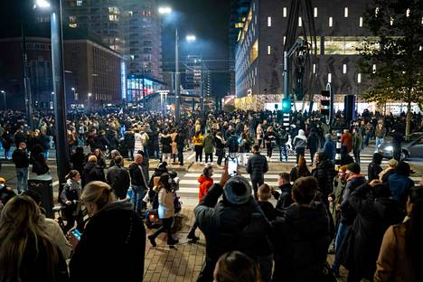 Mielenosoittajia Rotterdamissa perjantaina.