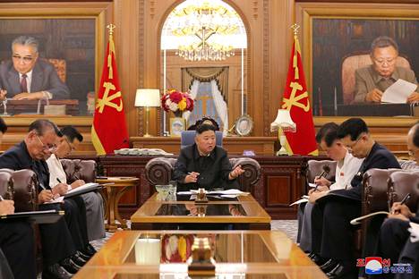 Kim Jong-un ja Korean työväenpuolueen viranomaisia Pohjois-Korean valtion uutistoimiston KCNA:n lauantaina julkaisemassa kuvassa.