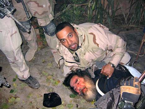 Kuva Saddam Husseinin kiinniottotilanteesta.