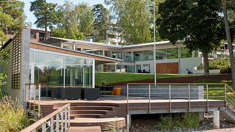 Helsingin Lauttasaaressa on myynnissä arkkitehti Viljo Ravellin 1950-luvulla suunnittelema, lähes 600 neliömetrin kokoinen talo.