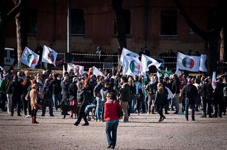 Myös Roomassa järjestettiin perjantaina mielenosoituksia koronapassia ja rokotteita vastaan.