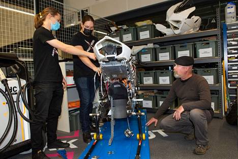 LUT-yliopiston opiskelijat Fedor Mashtaliar ja Juho Ukkola esittelevät Hynemanille yliopiston J. Hyneman Centerissä tekeillä olevaa sähkömoottoripyörän prototyyppiä.