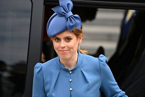 Prinsessa Beatrice oli valinnut ylleen sinistä.