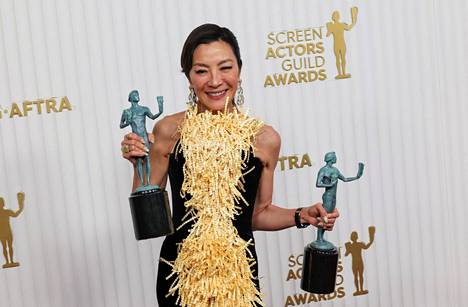 – Tämä palkinto on omistettu jokaiselle pikkutytölle, joka näyttää minulta, parhaan naisnäyttelijän palkinnon elokuvasta Everything Everywhere All at Once saanut Michelle Yeoh lausui.