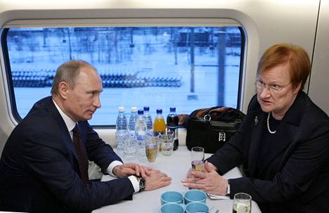 Tuolloin pääministerinä toiminut Putin tapasi presidentti Tarja Halosen Allegro-junan kyydissä Viipurissa joulukuussa 2010.