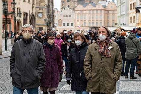 Yli 1,5 vuotta jatkunut koronapandemia ei ole toistaiseksi näyttänyt hellittämisen merkkejä, ja tällä hetkellä sen polttopiste sijaitsee jälleen Euroopassa. Kuva Tshekin pääkaupungista Prahasta keskiviikolta.