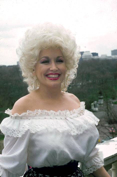 Dolly Parton kuvattuna vuonna 1983. Laulajan tavaramerkeiksi on muodostunut vuosien varrella pöyheä tukka ja vahva ehostus.