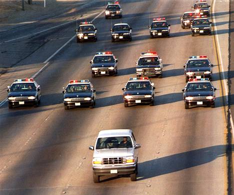 O.J. Simpsonin pidätys kesäkuussa 1994 oli poliisin surkeimmin varjeltuja salaisuuksia. Miljoonat silmätparit seurasivat tv-kameroiden välityksellä, kuinka Simpson pakeni poliisi valkoisella Ford Broncollaan.