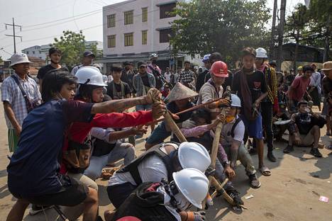 Mielenosoittajat käyttivät omatekoisia katapultteja sotilaita ja poliiseja vastaan Yangonissa keskiviikkona.