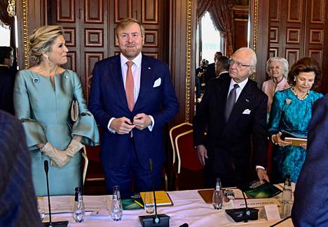 Hollanin kuningaspari vieressään Ruotsin kunginas Kaarle Kustaa ja kuningatar Silvia. 