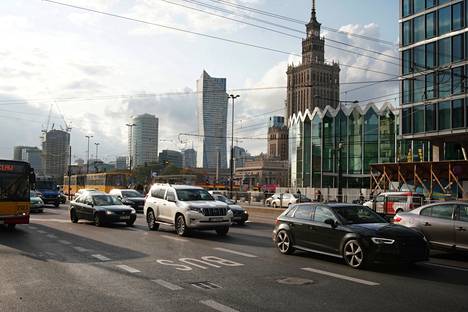 Kulttuurin ja tieteen palatsi Puolan Varsovassa lokakuussa 2019. Puolan talous kasvaa ja maan pääkaupunkiin rakennetaan paljon tornitaloja.