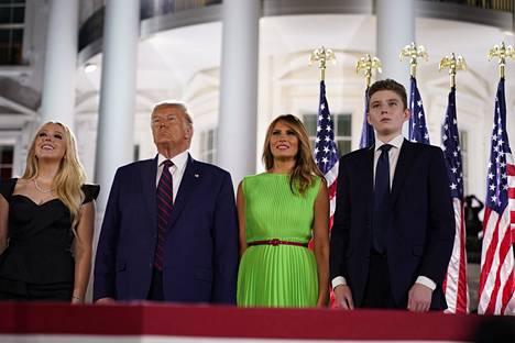 Tiffany Trump, Donald Trump, Melania Trump ja Barron Trump kuvattuna 2020.