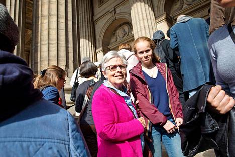 Dominique, 84,  tuli pääsiäismessuun 14-vuotiaan lapsenlapsensa Amelien kanssa. Hän uskoo, että Notre Damen katedraali palaa vielä entiseen loistoonsa.