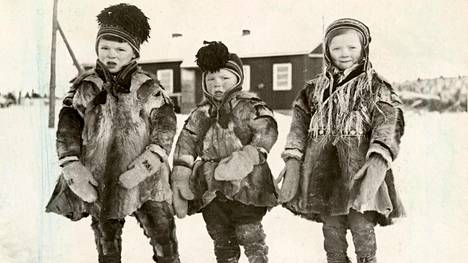 Saamelaislapsia talvisesti pukeutuneina vuonna 1960.