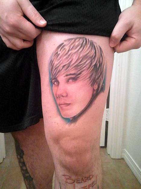 Karskin miehen raju tatuointi: Justin Bieber reidessä.