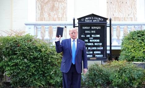 Trump poseerasi St. Johnin kirkon edustalla Raamattu kädessään.