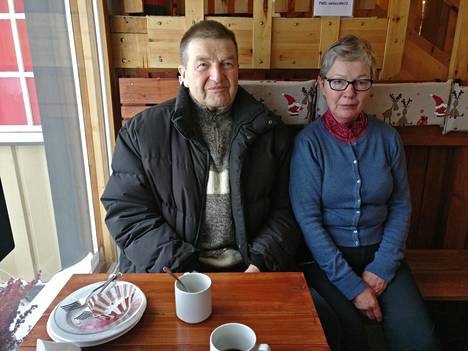 Muoniolaiset Hannu Hirsikangas ja Riitta Kasurinen poikkeavat kahvilassa kauppareissun yhteydessä.