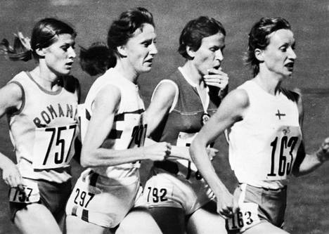 Suomen Nina Holmen (kärjessä) jätti muille himmeää jakoon 3000 metrin EM-finaalissa Roomassa 1974. Kaksi vuotta myöhemmin Montrealin ja kuusi vuotta myöhemmin Moskovan olympiakisoissa naisten sallittiin pisimmillään juosta 1 500 metriä.