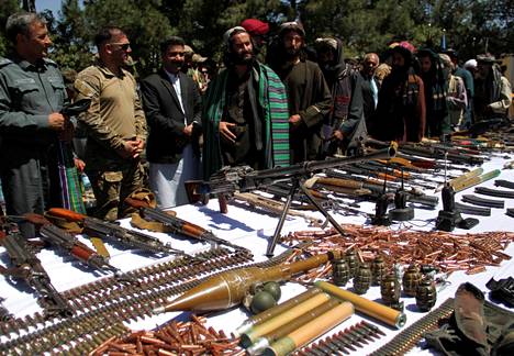 Rauhaa Talebanin ja Afganistanin hallituksen välillä on yritetty solmia lukuisia kertoja. Kuvassa talebanit luovuttavat aseensa saapuessaan rauhanneuvotteluihin Heratin maakunnassa kesäkuussa 2021.
