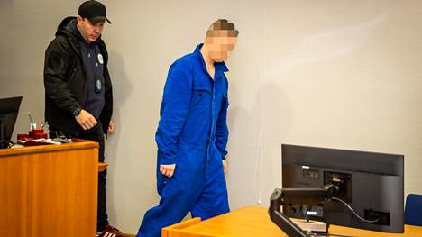 Taposta syytetty valkeakoskelaismies saapui vangitsemisoikeudenkäyntiin tutkintavankeudesta saatettuna 3. marraskuuta.