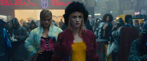 Krista Kosonen (vas.) näyttelee Blade Runnerissa suomea puhuvaa prostituoitua. Edessä Mariettea näyttelevä Mackenzie Davis.