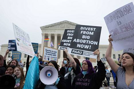 Aborttia vastustavat mielenosoittajat iloitsivat korkeimman oikeuden edessä vuodetusta päätösluonnoksesta. He katsovat olevansa pro-life eli ”elämän puolella”.