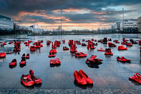 Naismurhien uhreille  perustettu Zapatos rojos eli Punaiset kengät  -installaatio nähtiin  Helsingissä marraskuussa.