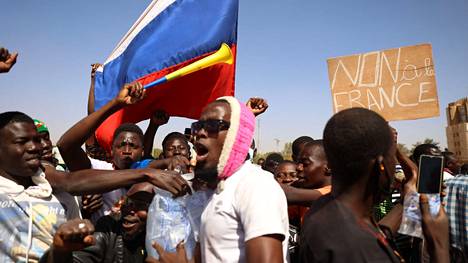 Venäjä-mielisiä mielenosoittajia Burkina Fason pääkaupungissa Ouagadougouhussa tiistaina 25. tammikuuta. 