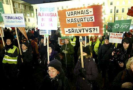 Helsingin varhaiskasvatuksen tilanteesta huolta kantavat vanhemmat osoittivat mieltään Helsingissä Senaatintorilla 18. tammikuuta.