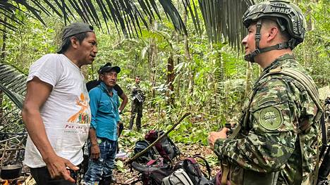 Kolumbian sotilaat ja seudun alkuperäiskansojen edustajat etsivät neljää lasta viidakosta Caquetán ja Guaviren alueiden välimaastosta.
