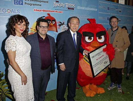 YK:n päämajassa Redin ja Ban Ki-Moonin kanssa poseerasivat myös Angry Birds -elokuvan ääninäyttelijät Maya Rudolph, Josh Gad sekä Jason Sudeikis.