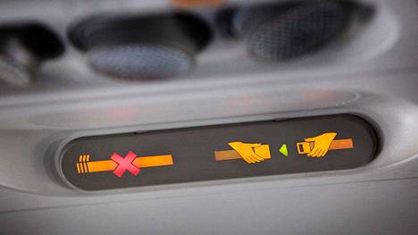 Lentokoneessa muistutetaan, että tupakkaa ei sovi polttaa ja turvavyöt tulee olla kiinnitettynä aina merkkivalon palaessa.