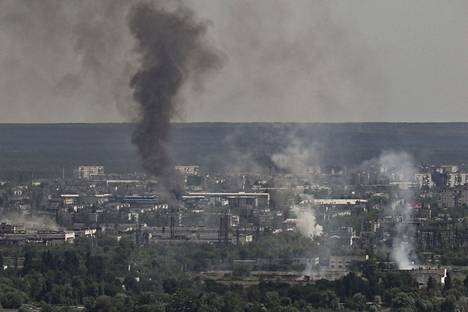 Venäjä sai haltuunsa Severodonetskin kaupungin Luhanskissa. Kuvassa pommitusten kohteena oleva Severodetsk 14.6. 