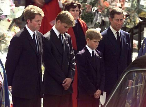 Dianan veli jaarli Charles Spencer, prinssi William, prinssi Harry ja Walesin prinssi Charles seurasivat päät painuneena Dianan arkun kuljetusta Westminster Abbeysta hautapaikalle.
