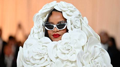 Taannoisessa Met Galassa Rihannalla oli hieman paksummin palttoota.