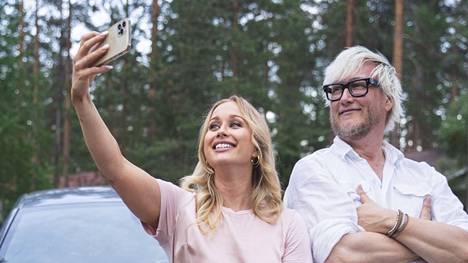 Anne Ramsay ja Marko Paananen auttavat suomalaisperheitä asunto-ongelmissa.